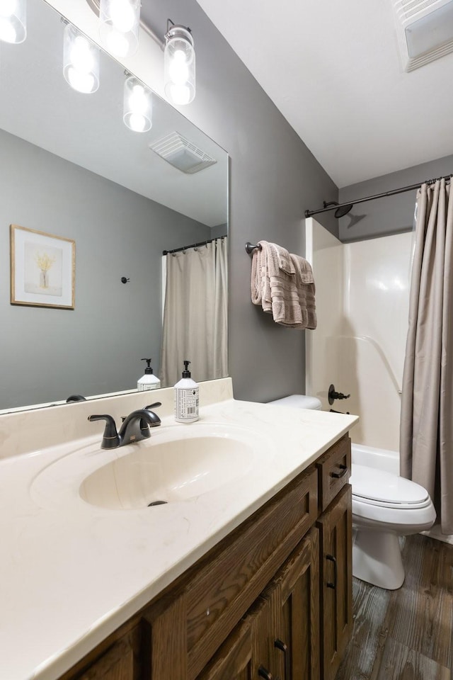 2890 Ellis Ln, Palmyra, TN 37142 - full bath featuring vanity, toilet, wood finished floors, and a shower with shower curtain