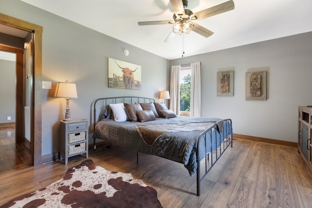2890 Ellis Ln, Palmyra, TN 37142 - bedroom featuring wood finished floors, baseboards, and ceiling fan