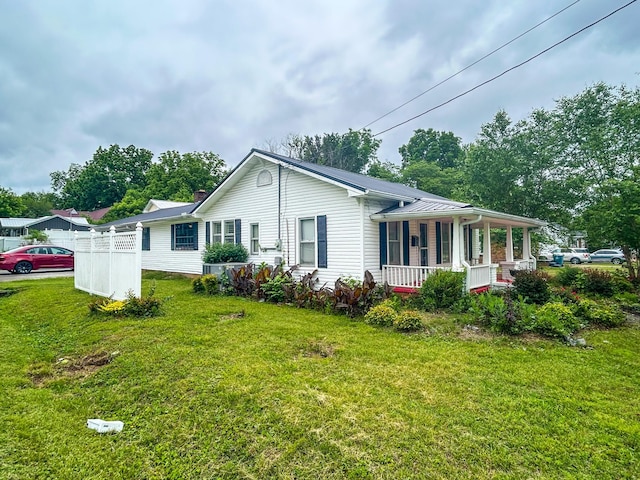 126 Carroll St S, Bruceton, TN 38317 - view of front facade featuring covered porch and a front lawn