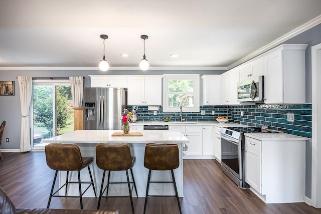 3120 Larkspur Dr, Nashville, TN 37207 - kitchen with appliances with stainless steel finishes, a sink, a center island, decorative backsplash, and a kitchen bar