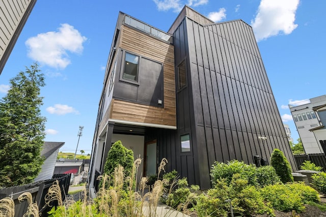 1016B 9th Ave S, Nashville, TN 37203 - contemporary home featuring cooling unit