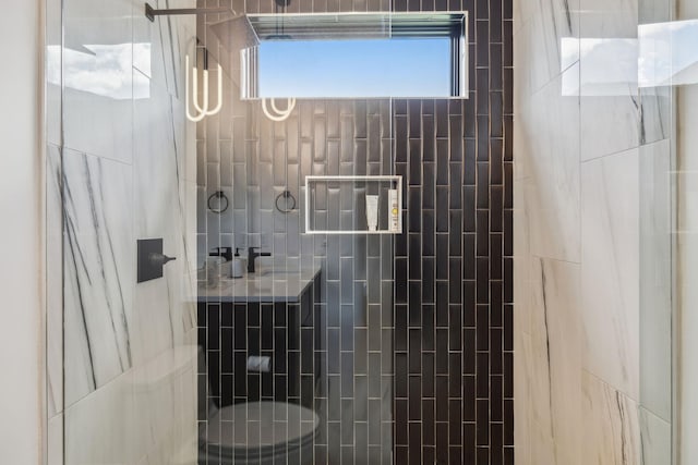 1016B 9th Ave S, Nashville, TN 37203 - bathroom with a tile shower
