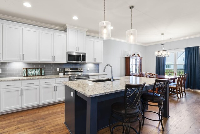4115 Andes Dr, Murfreesboro, TN 37127 - kitchen featuring stainless steel appliances, a sink, a breakfast bar, white cabinets, and crown molding