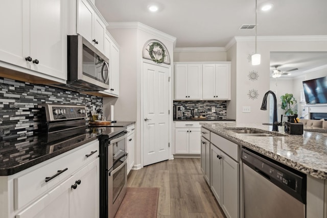 4537 Rockland Trl, Antioch, TN 37013 - kitchen with stainless steel appliances, a sink, tasteful backsplash, crown molding, and a ceiling fan