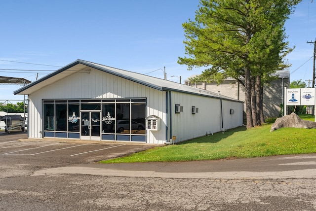 507 Vernon Cir, Nashville, TN 37209 - view of side of home featuring uncovered parking and a yard