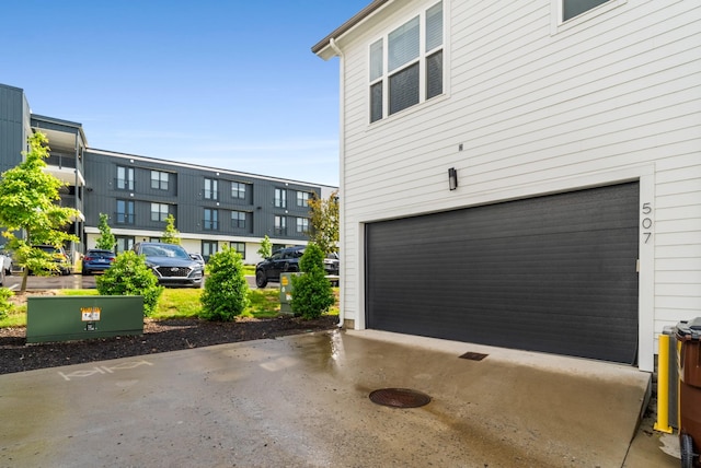 507 Vernon Cir, Nashville, TN 37209 - garage with driveway