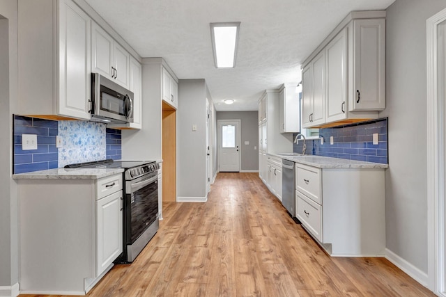 2312 Forrest Fields Dr, Chapel Hill, TN 37034 - kitchen featuring appliances with stainless steel finishes, baseboards, tasteful backsplash, and light wood-style floors