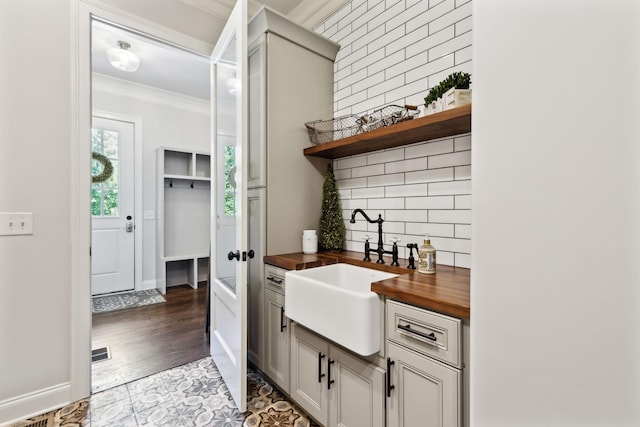 1234 Saddle Springs Dr, Thompsons Station, TN 37179 - bar featuring a sink, ornamental molding, and backsplash