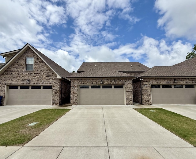 5608 Maples Retreat Dr, Murfreesboro, TN 37127 - view of front of home with driveway, roof with shingles, and brick siding