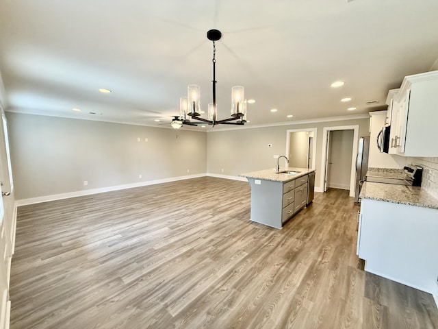 5608 Maples Retreat Dr, Murfreesboro, TN 37127 - kitchen featuring appliances with stainless steel finishes, a chandelier, a kitchen island with sink, recessed lighting, and light wood-style flooring