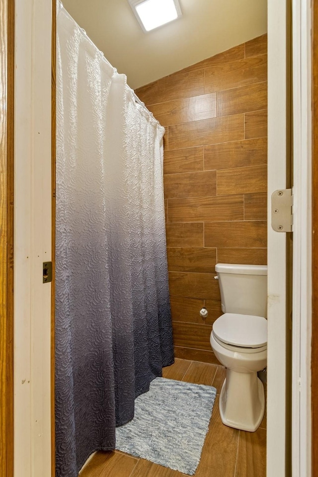 1829 Lobelville Hwy, Linden, TN 37096 - full bath with toilet, wood finished floors, and a shower with curtain