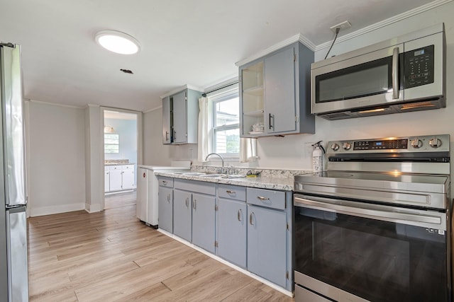 1672 Globe Rd, Lewisburg, TN 37091 - kitchen featuring stainless steel appliances, a sink, gray cabinetry, light wood-type flooring, and ornamental molding