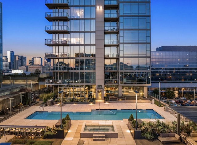 1212 Laurel St Unit 2005, Nashville, TN 37203 - community pool featuring a hot tub and a city view