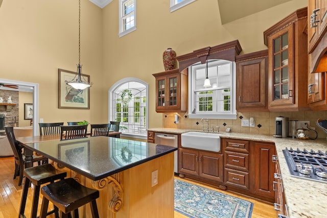 15687 Columbia Hwy, Lynnville, TN 38472 - kitchen with a sink, stainless steel appliances, a high ceiling, a breakfast bar, and light wood finished floors