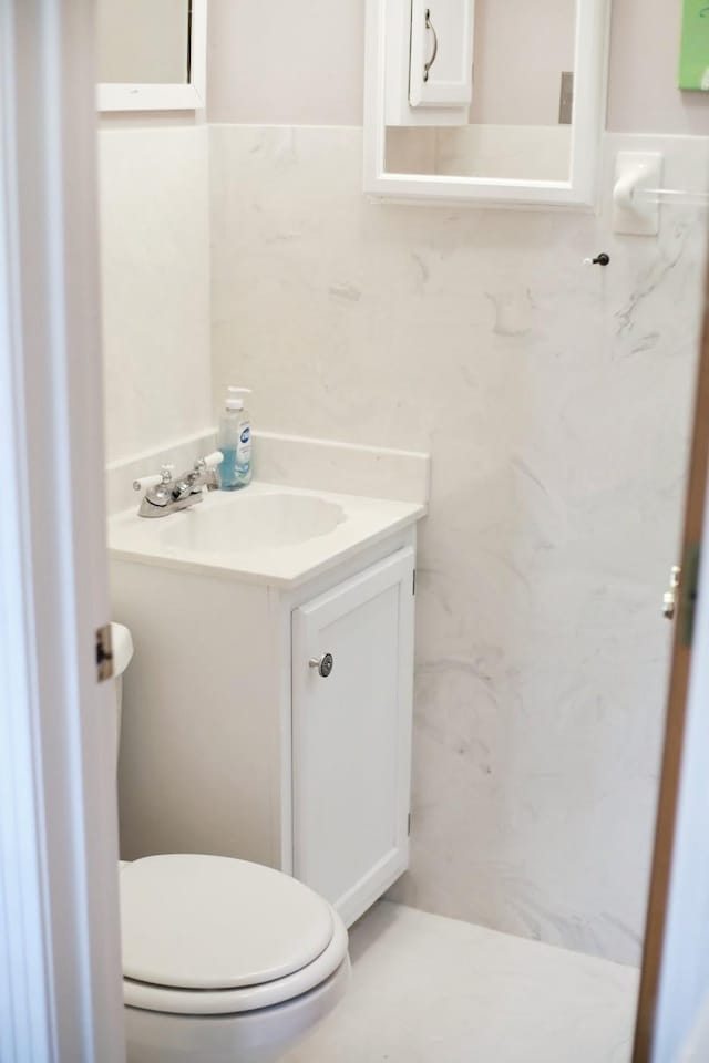 435 Richland Cir, Gallatin, TN 37066 - bathroom featuring vanity and toilet