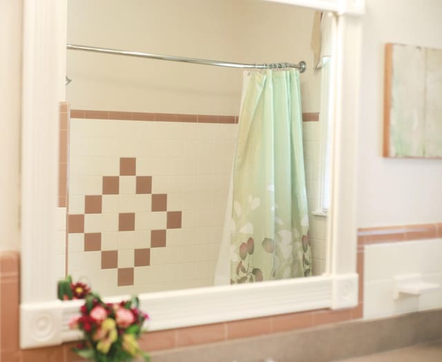 435 Richland Cir, Gallatin, TN 37066 - full bath featuring a shower with curtain
