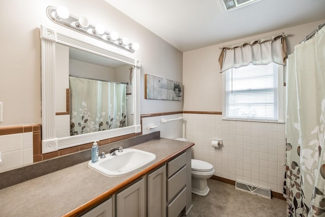 435 Richland Cir, Gallatin, TN 37066 - full bathroom featuring tile walls, vanity, and wainscoting