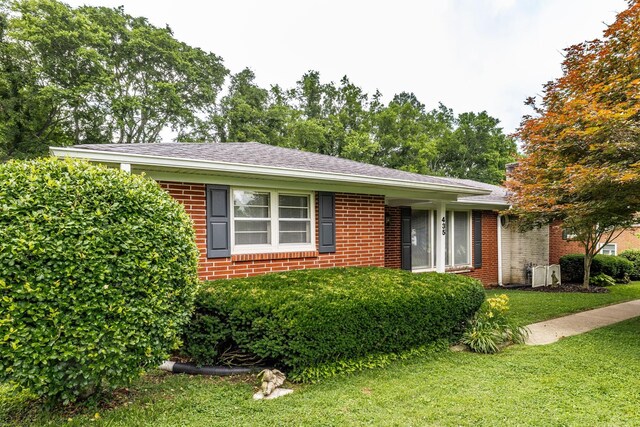 435 Richland Cir, Gallatin, TN 37066 - single story home featuring brick siding, a front lawn, and roof with shingles