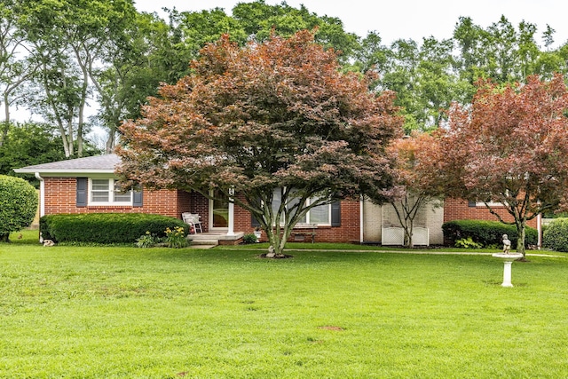 435 Richland Cir, Gallatin, TN 37066 - view of front facade with a front yard and brick siding