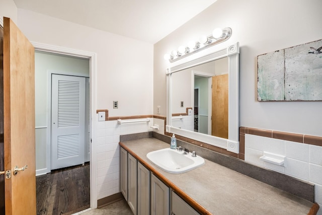 435 Richland Cir, Gallatin, TN 37066 - bathroom featuring tile walls, vanity, and a wainscoted wall