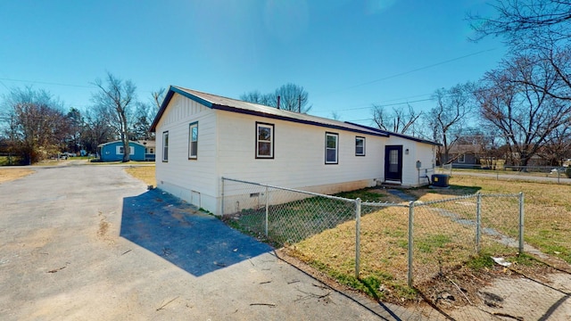 121 Highland St, La Vergne, TN 37086 - bungalow-style house with crawl space and asphalt driveway