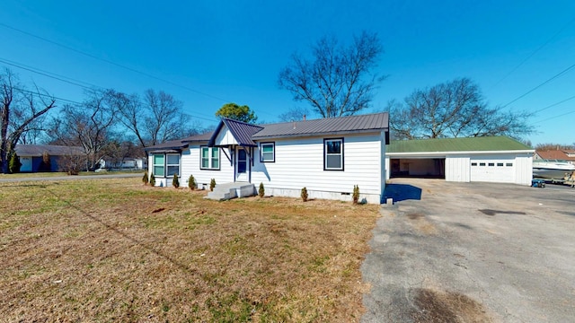 121 Highland St, La Vergne, TN 37086 - view of front of house featuring a detached garage, a front lawn, metal roof, and crawl space