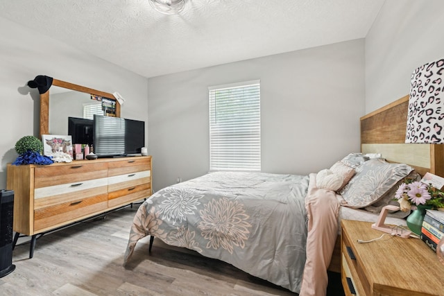 125 Vivian Ln, Carthage, TN 37030 - bedroom featuring wood finished floors and a textured ceiling