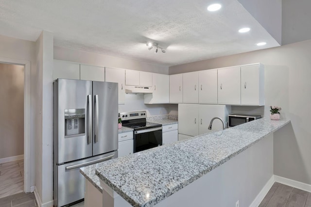 4905 Algonquin Trl, Antioch, TN 37013 - kitchen featuring appliances with stainless steel finishes, a peninsula, baseboards, under cabinet range hood, and recessed lighting