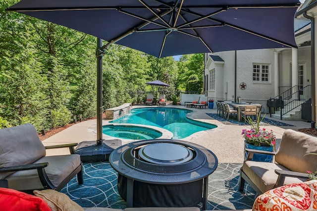 1422 Primrose Ln, Franklin, TN 37064 - view of swimming pool with a patio area, outdoor dining area, and a pool with connected hot tub