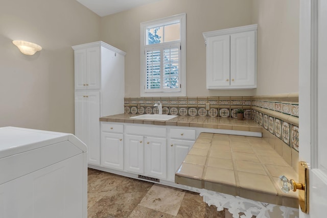 113 Middleton Cir, Nashville, TN 37215 - bathroom with washer / dryer and a sink
