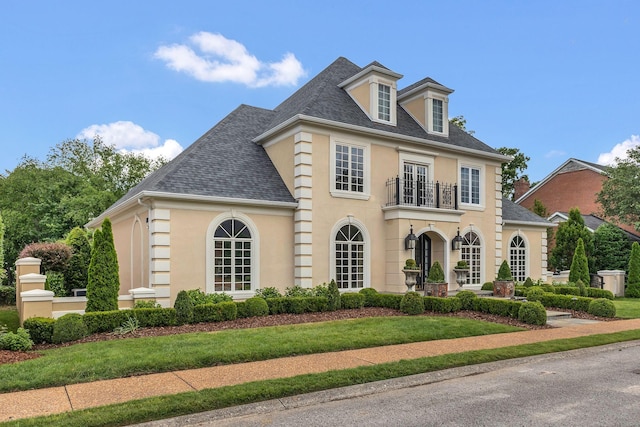 113 Middleton Cir, Nashville, TN 37215 - colonial-style house featuring a balcony, stucco siding, and a shingled roof