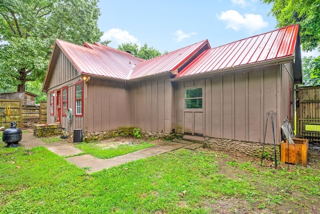 525 Inver Ln, Clarksville, TN 37042 - view of home's exterior featuring metal roof and board and batten siding
