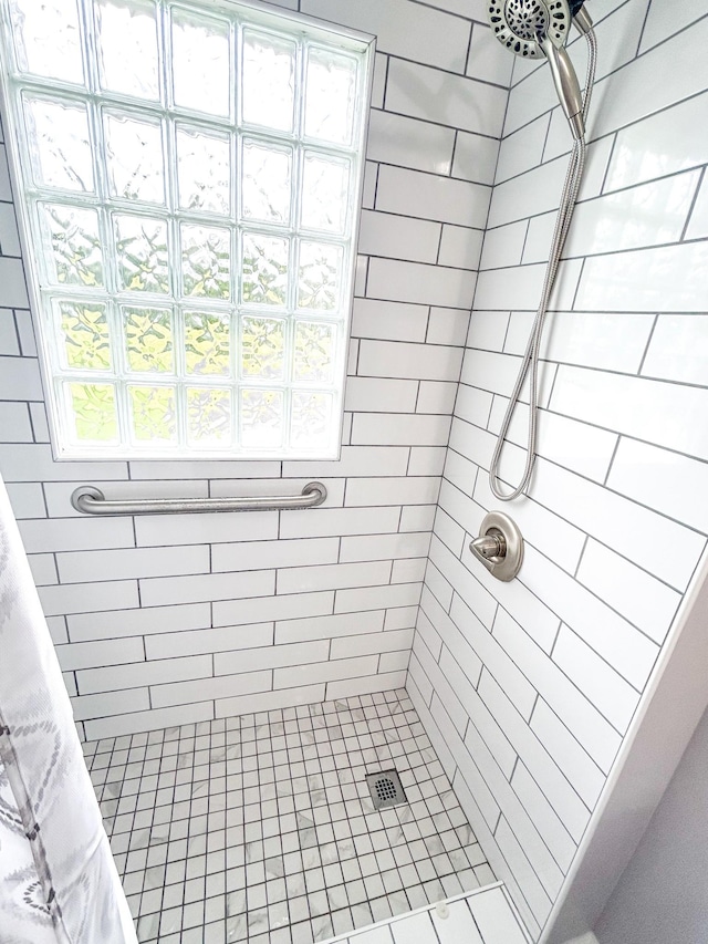 72 Allen Ln, Huntingdon, TN 38344 - full bathroom featuring tiled shower