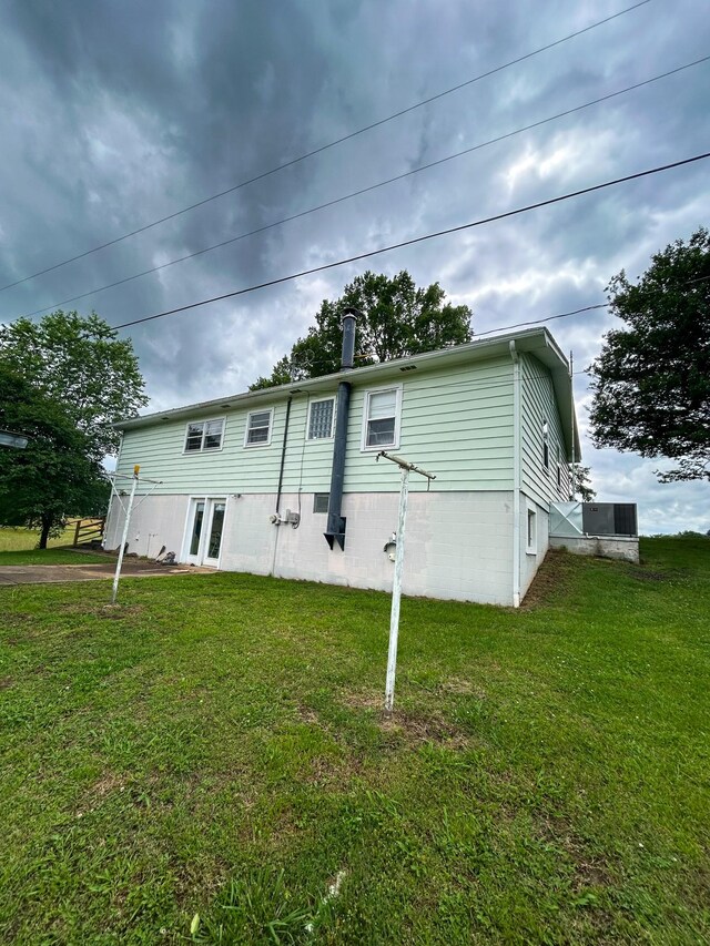 72 Allen Ln, Huntingdon, TN 38344 - rear view of house featuring french doors and a lawn