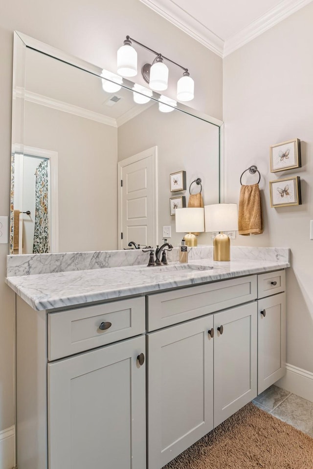 5540 Knob Rd, Nashville, TN 37209 - full bath featuring vanity, crown molding, and baseboards