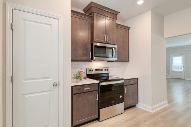 3254 Tasker Dr, Antioch, TN 37013 - kitchen featuring stainless steel appliances, light wood-type flooring, baseboards, backsplash, and light countertops