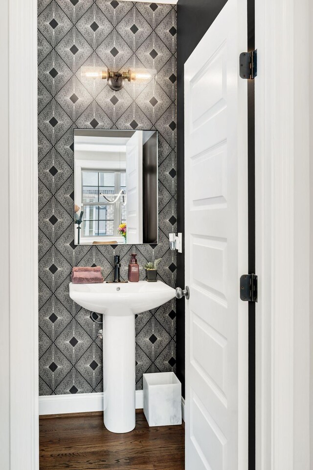 2734 Lakeland Dr, Nashville, TN 37214 - bathroom featuring wood finished floors and baseboards