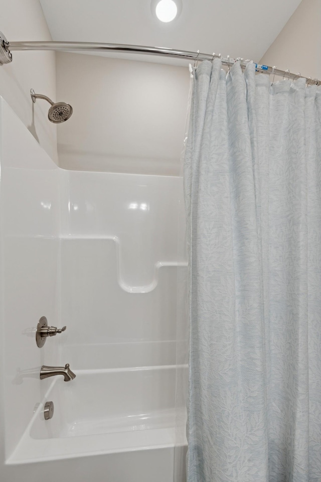 114 Eno Rd, Dickson, TN 37055 - bathroom featuring shower / tub combo with curtain