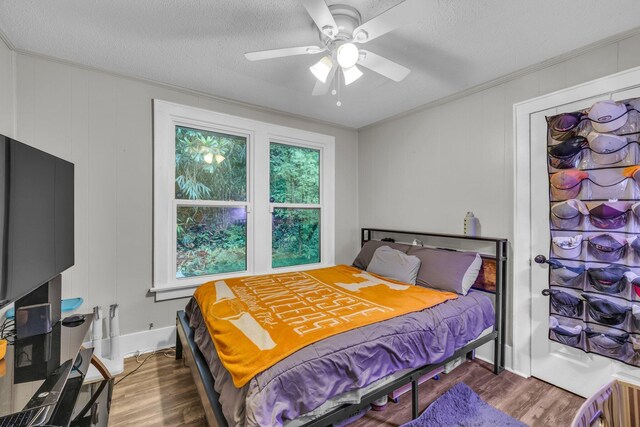 2106 Tunnel Blvd, Chattanooga, TN 37406 - bedroom featuring wood finished floors, ornamental molding, a textured ceiling, ceiling fan, and baseboards
