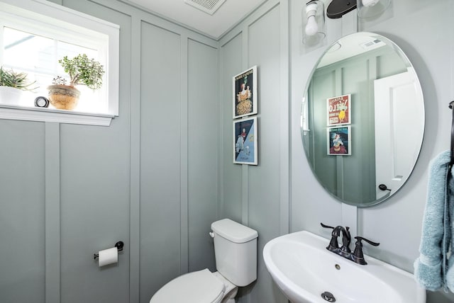 6050 Huntmere Ave, Franklin, TN 37064 - half bath featuring a sink, toilet, and a decorative wall