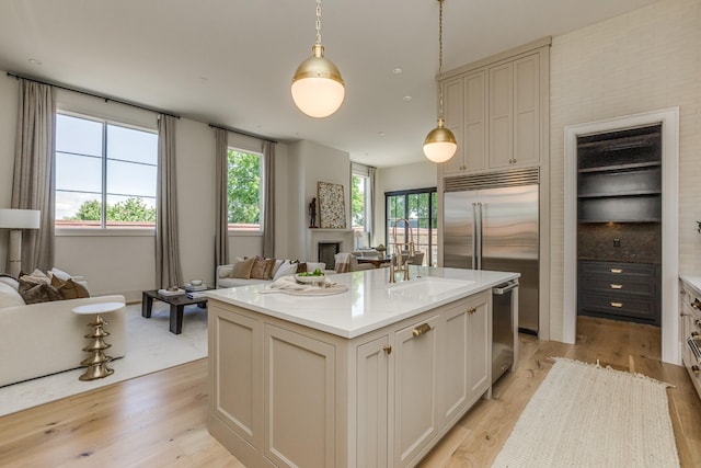 1302 Pillow St, Nashville, TN 37203 - kitchen featuring open floor plan, a sink, light wood-style flooring, and stainless steel appliances