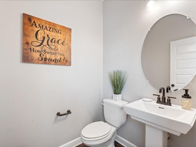 401 Queen Ln, Gallatin, TN 37066 - bathroom featuring toilet, baseboards, and a sink