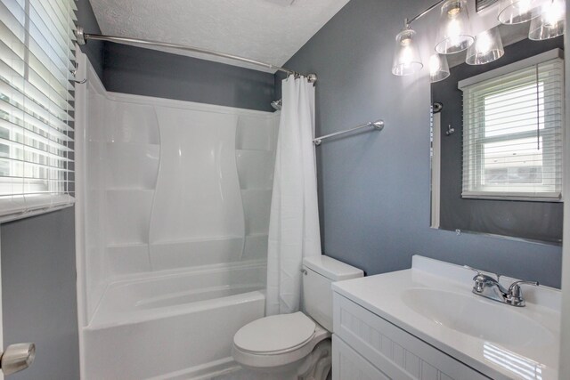 1783 Forrestdale Dr, Clarksville, TN 37042 - full bath featuring shower / tub combo with curtain, toilet, vanity, and a textured ceiling