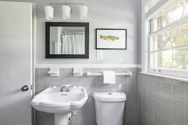 2101 Dearborn Dr, Nashville, TN 37214 - full bath featuring toilet, tile walls, wainscoting, and a sink