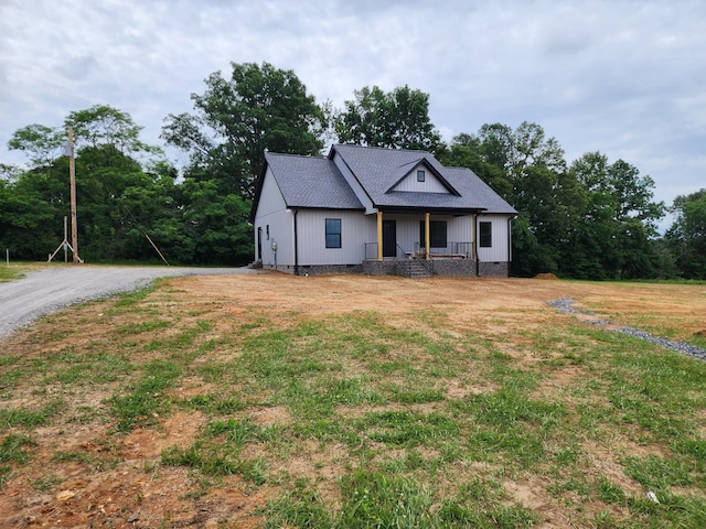 524 Pleasant Hill Rd, Lafayette, TN 37083 - modern farmhouse featuring covered porch, a front yard, and crawl space