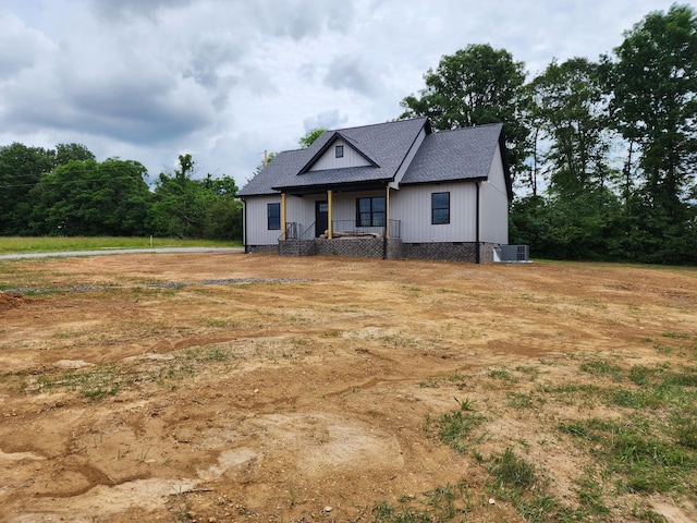 524 Pleasant Hill Rd, Lafayette, TN 37083 - modern farmhouse with a porch, central AC unit, a shingled roof, and crawl space