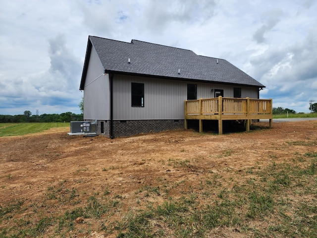 524 Pleasant Hill Rd, Lafayette, TN 37083 - back of property featuring crawl space, a wooden deck, a shingled roof, and cooling unit
