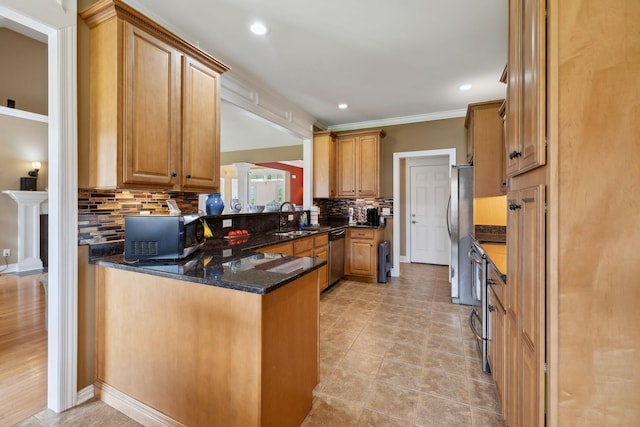 4322 Thoroughbred Ln, Murfreesboro, TN 37127 - kitchen with stainless steel appliances, a sink, decorative backsplash, crown molding, and a peninsula