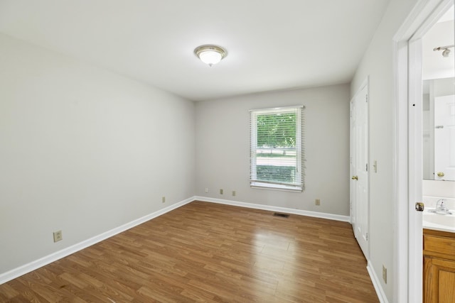 3031 Hartford Dr, Murfreesboro, TN 37129 - unfurnished room featuring wood finished floors, baseboards, and a sink