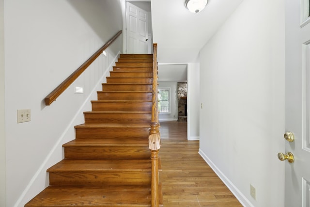 3031 Hartford Dr, Murfreesboro, TN 37129 - staircase featuring wood finished floors and baseboards